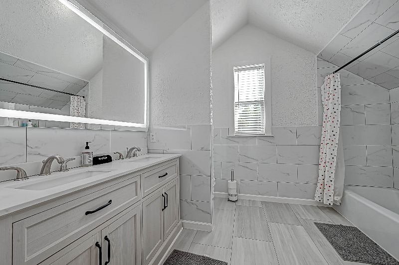 1712 Fairview 77006: 3rd Floor Bathroom.