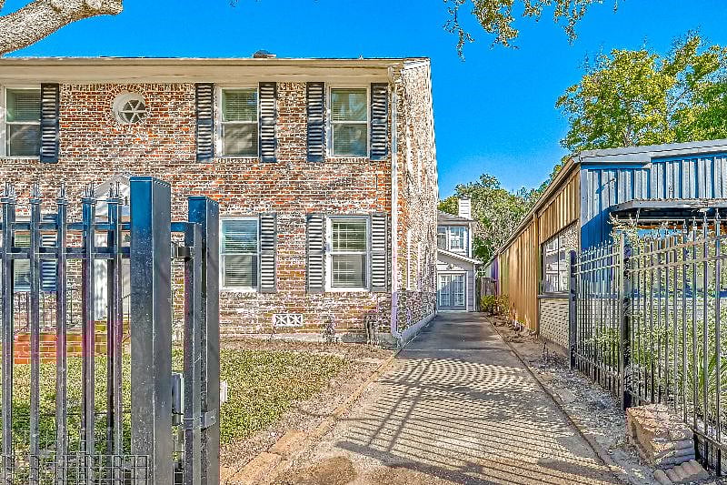 1712 Fairview 77006: Parking Area.