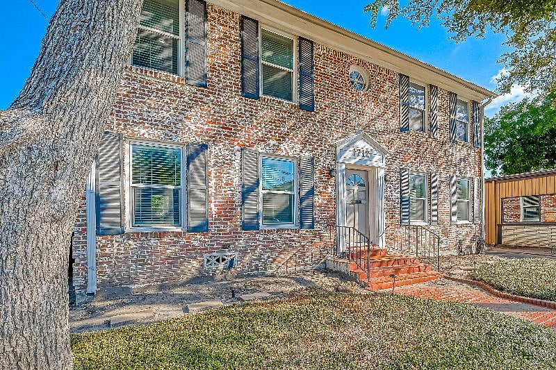 1712 Fairview 77006: Front of building and Front Entrance.