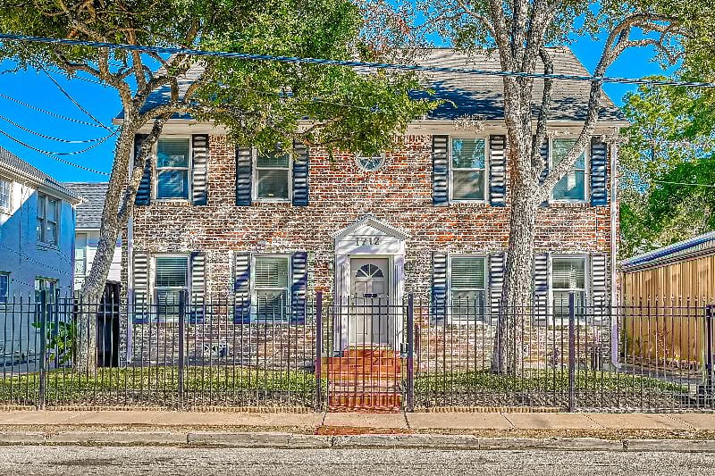 1712 Fairview 77006: Front of building and Front Entrance.