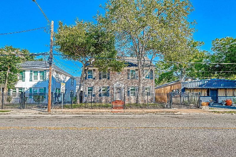 1712 Fairview 77006: Front of building and Front Entrance. Gated Parking (Right).