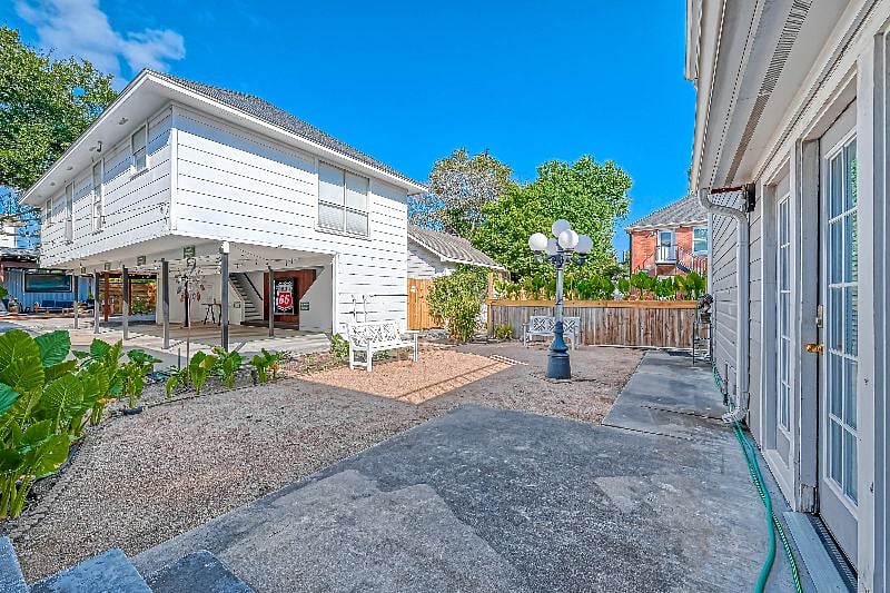 1712 Fairview 77006: Backyard.