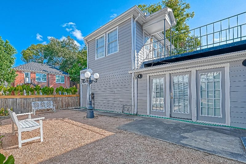1712 Fairview 77006: Backyard.