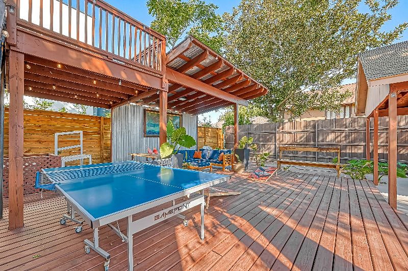 1712 Fairview 77006: Shared Outdoor Area complete with Lounge and Ping Pong Table.