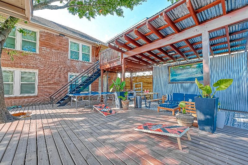 1712 Fairview 77006: Shared Outdoor Area complete with Lounge and Ping Pong Table.