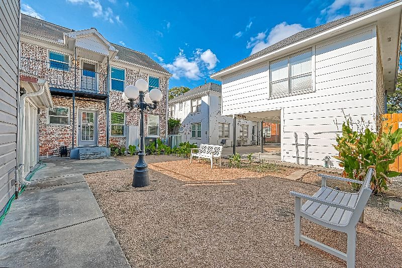 1712 Fairview 77006: Backyard.