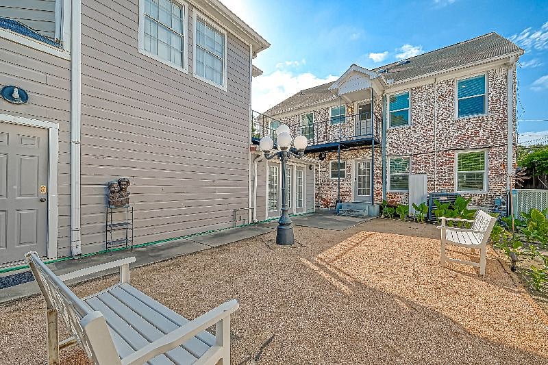 1712 Fairview 77006: Backyard.