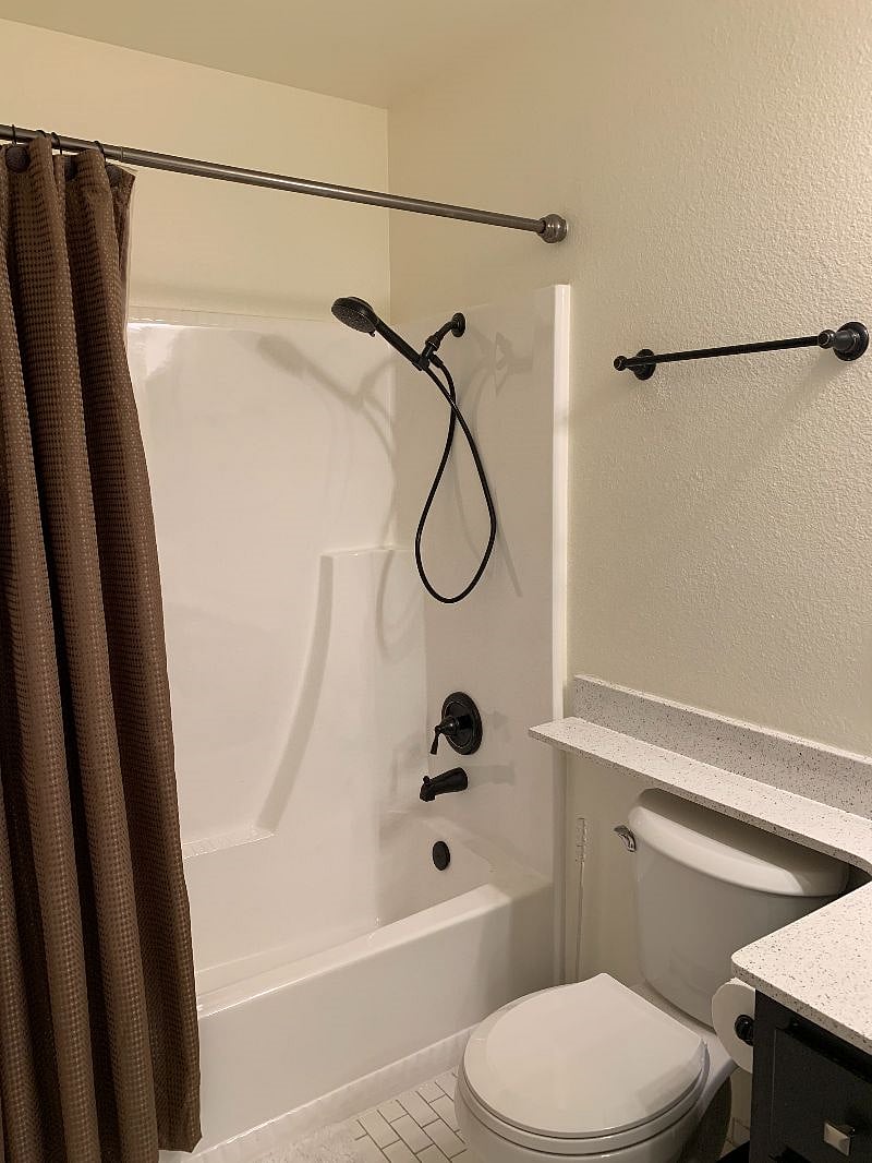 guest bath: tub / shower