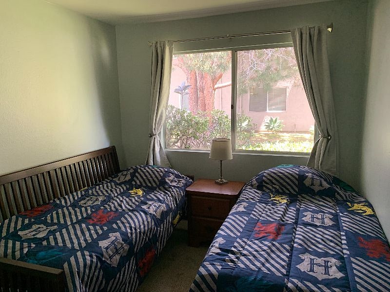 second bedroom: two twins, trundle