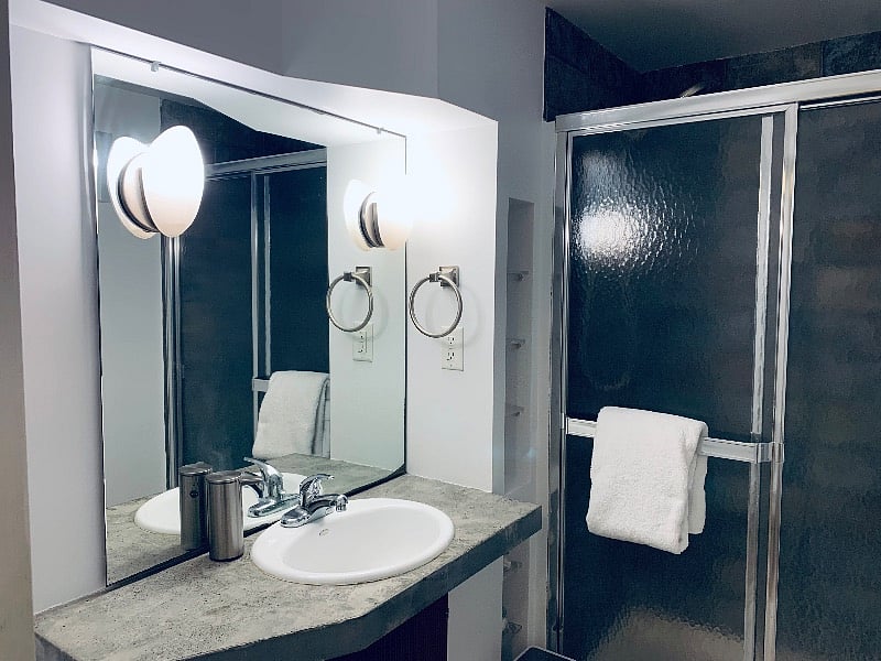BATHROOM
The home features a full bathroom stocked with clean towels and essential toiletries to ensure a carefree stay.