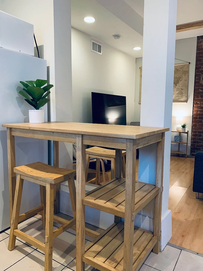 DINING
Serving those delicious meals has never been easier since the dining table is between the kitchen and the living room.