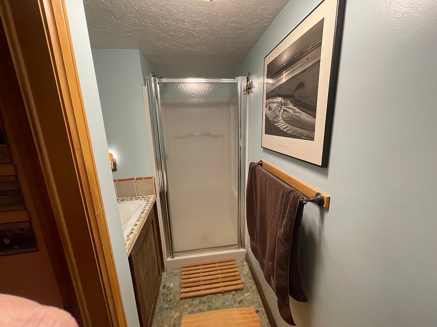 Bathroom next to bedroom to rent