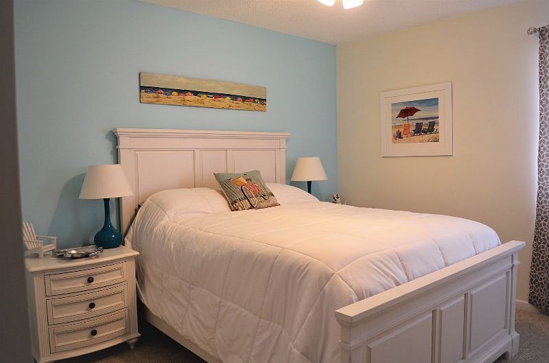 Master bedroom-queen