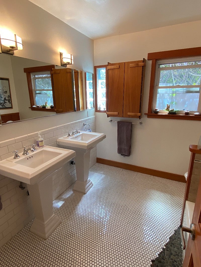 Primary Bathroom #1: Tub/Shower combo, pair Pedestal Sinks, Toilet