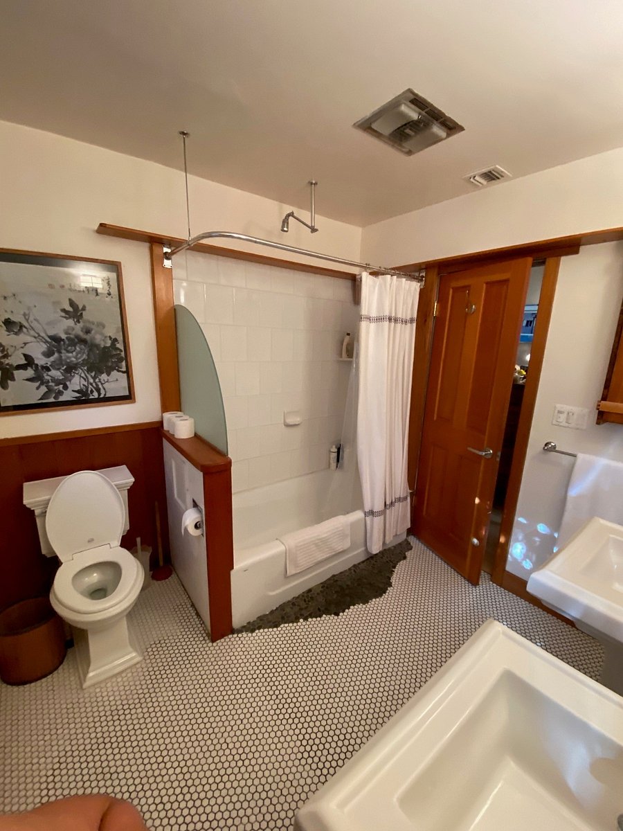 Primary Bathroom #1: Tub/Shower, 2 Pedestal Sinks, toilet