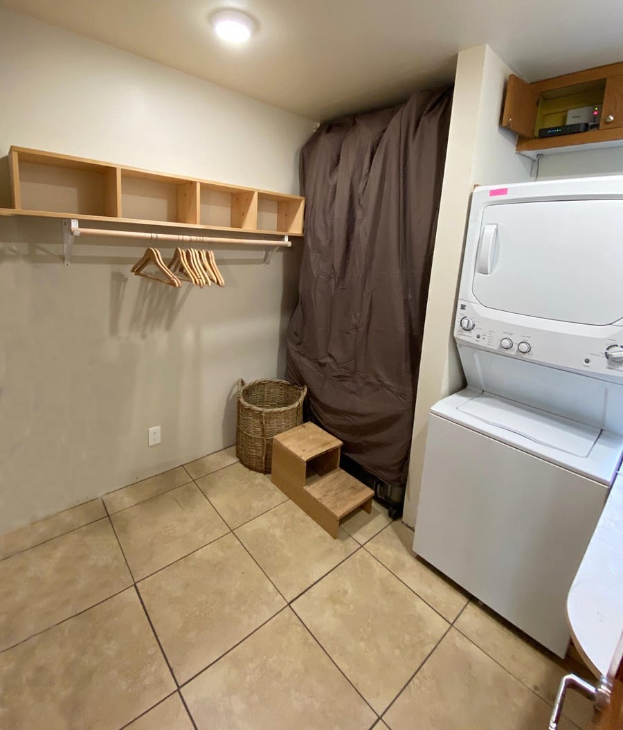 Laundry & walk-in closet
