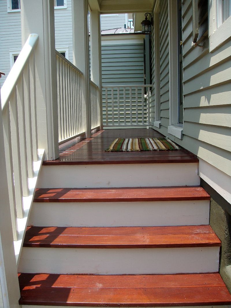 A few steps to the porch of the cottage. 