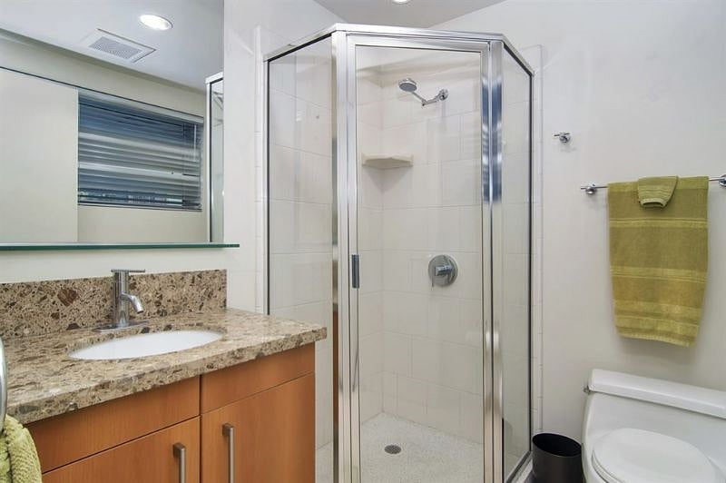 Attached bath in 2nd bedroom
