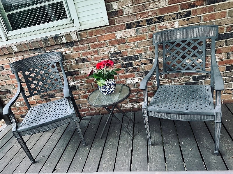 Private outdoor space to enjoy a cup of coffee or a glass of wine.
Apartments A & B