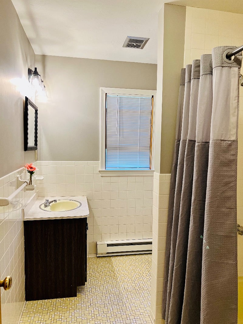 Apartment A & B: Spacious bathroom with tub and shower.