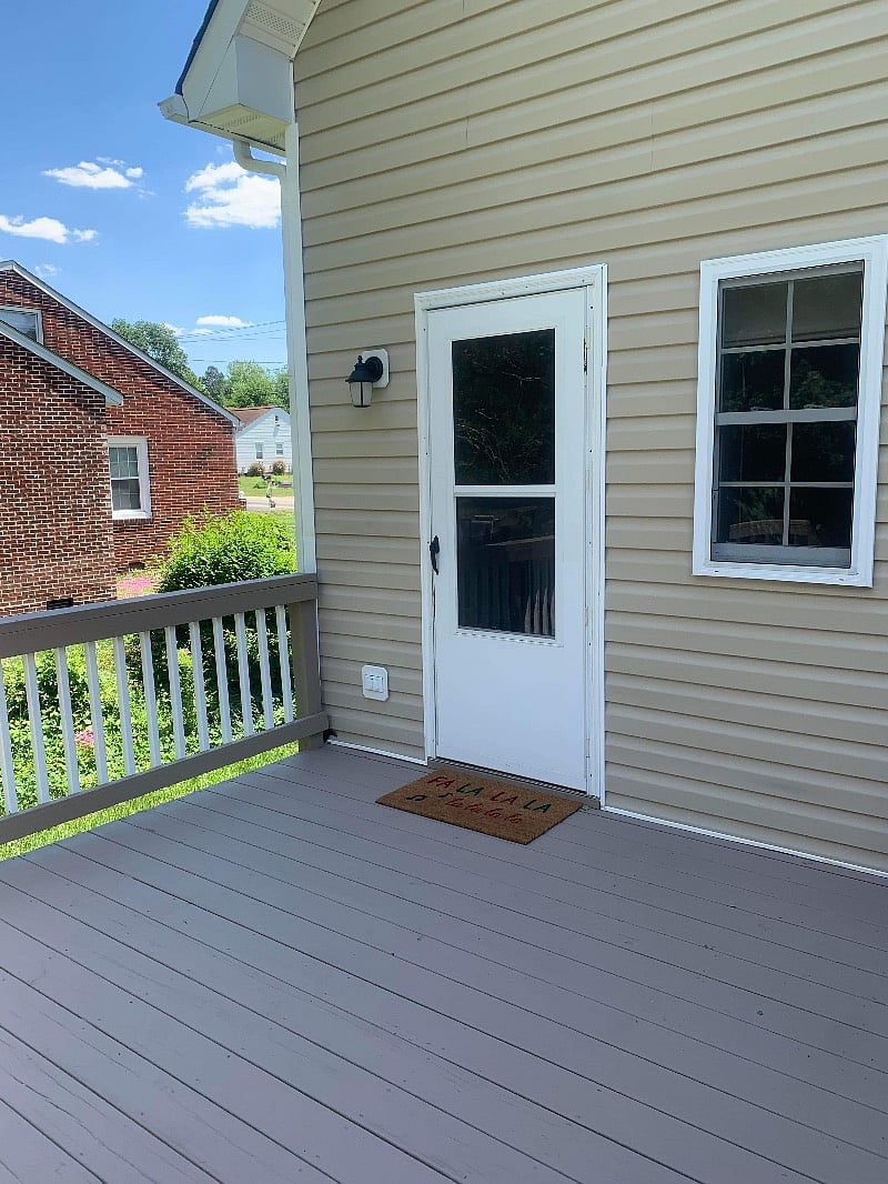 Outside patio with chairs and grill 