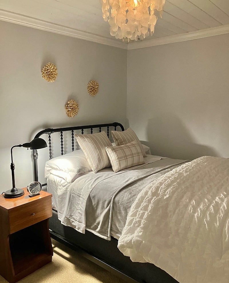 Mattress is a full size Beautyrest, medium. Mattress protector and 2 sets of white sheets are provided, along with excellent quality sleeping pillows.