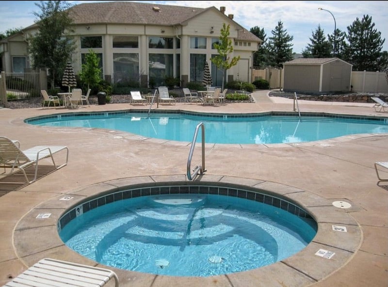 Pool and jacuzzi area