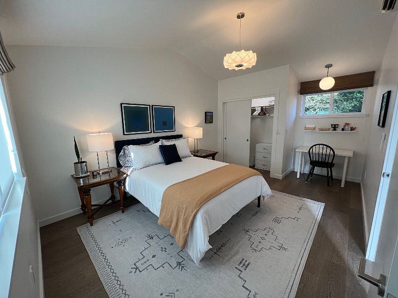 Queen size bed, two sets of linens, desk area