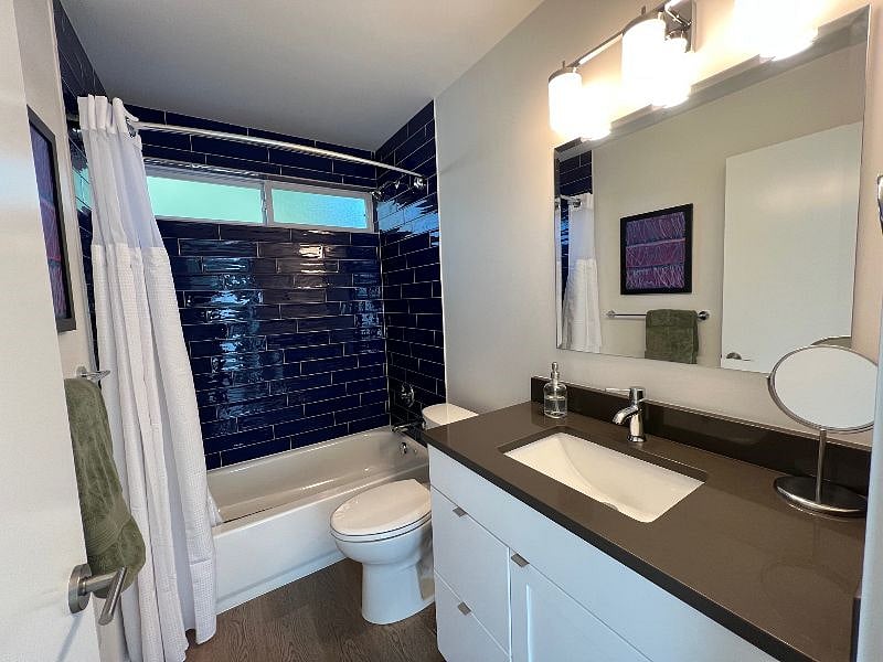Tub/shower combo, hair dryer, vanity drawers for storage