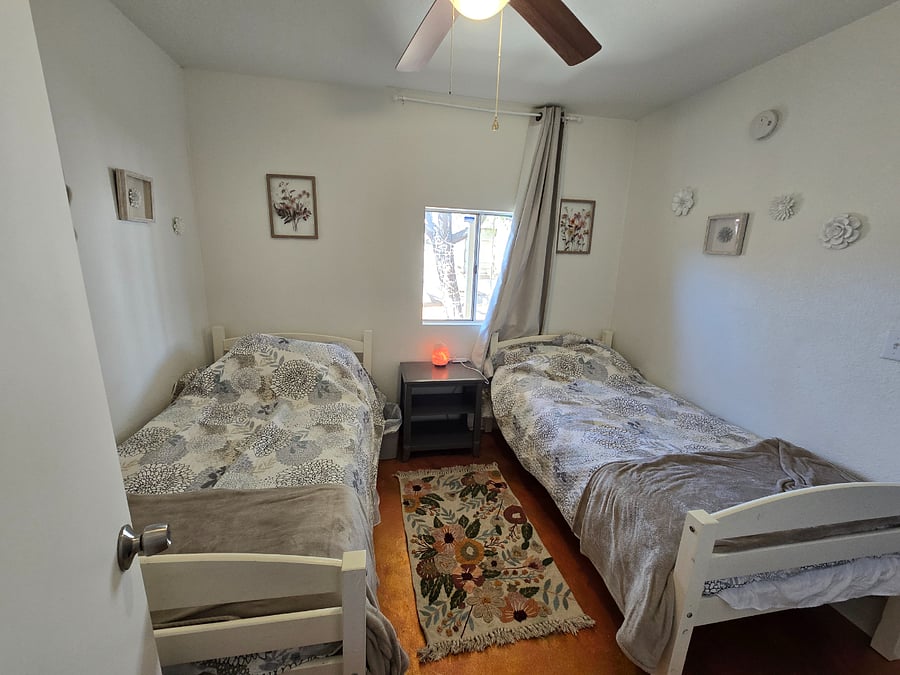 bedroom with twin beds