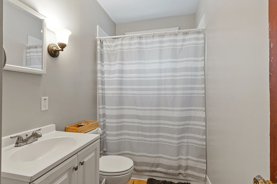 Bathtub, Body soap, Cleaning products, Conditioner, Hair dryer, Hot water, Shampoo, Shower gel