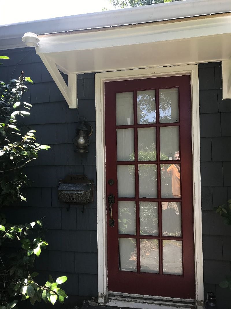 Front entrance with mailbox