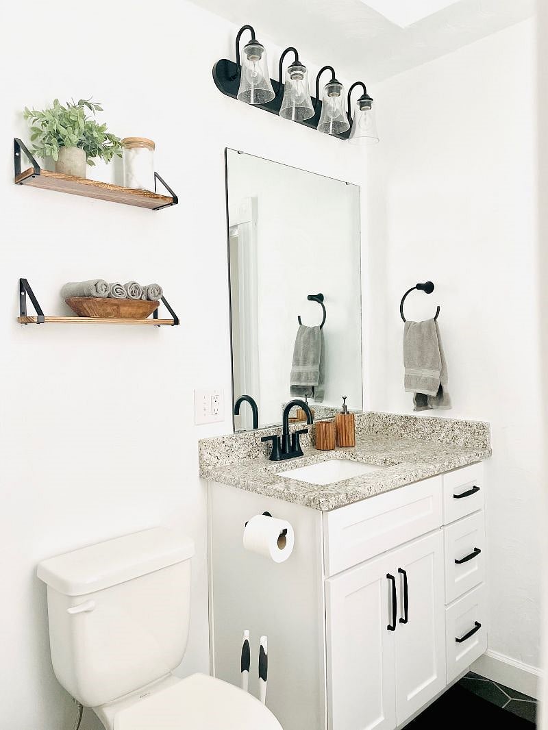 Fully-equipped bathroom
