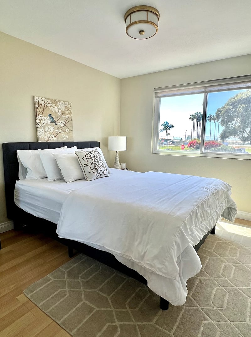 Guest bedroom with queen sized bed