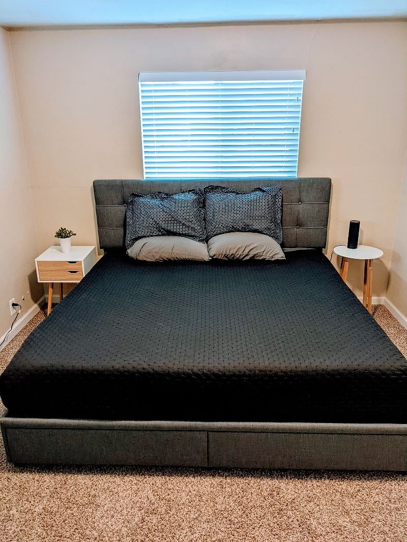 Master bedroom w king bed and spacious closet