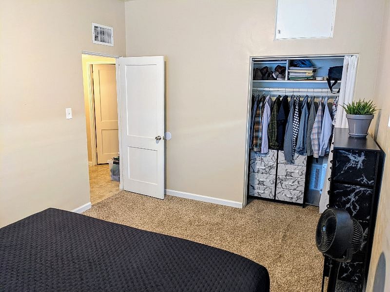 Master bedroom w king bed and spacious closet
