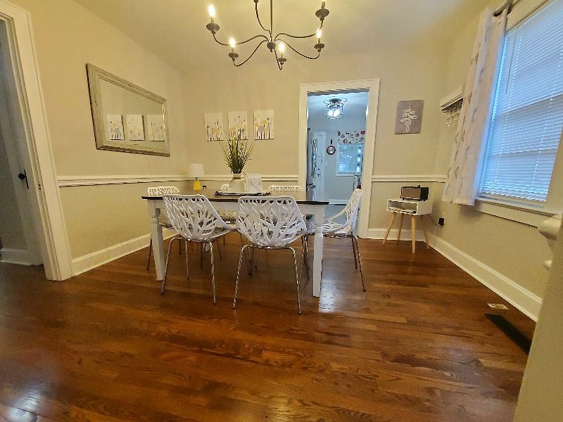 Modern classic dining room that sits 6 easily