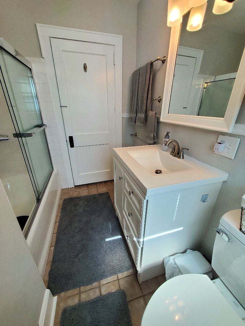Bathroom with rain-shower/bath combo.