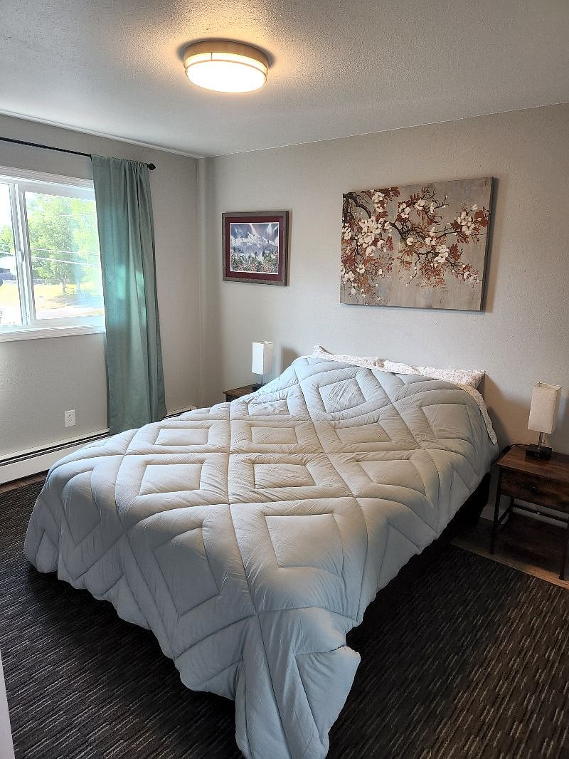 2nd bedroom w/Queen bed and memory foam mattress