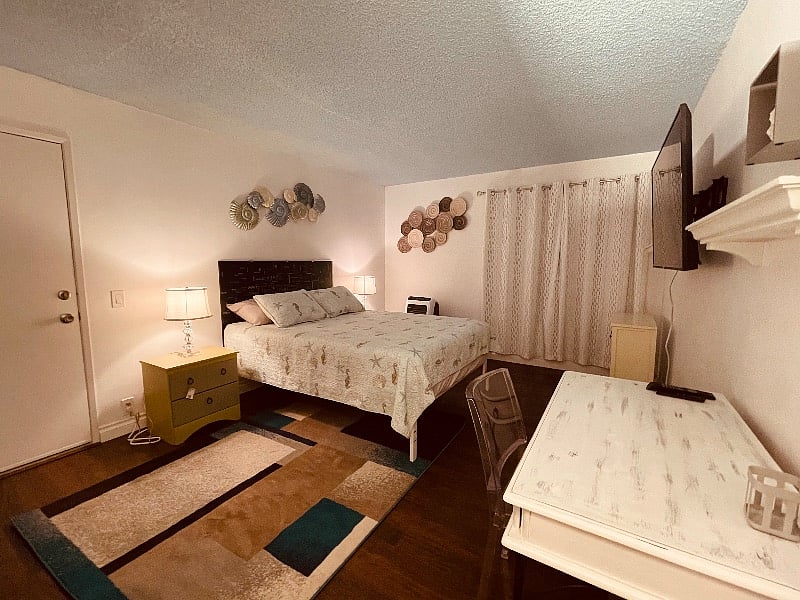 Master suite 2 in beach theme, smart TV and desk