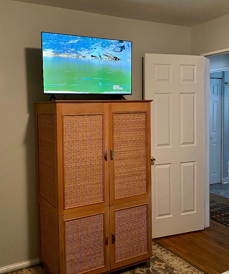 40 inch smart tv in primary bedroom