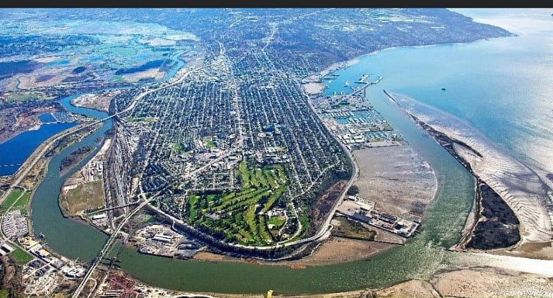 Beautiful North Everett. Legion Memorial Golf course and the Snohomish river pouring into Port Gardner and Possession Sound. Jetty Island to the right. Kite Surfing is popular there. Mukilteo is in the far upper right corner.