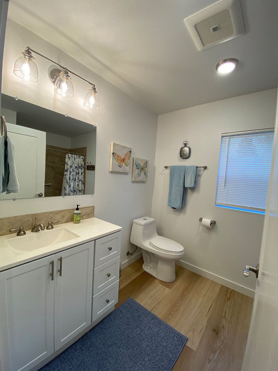 Spacious bathroom!