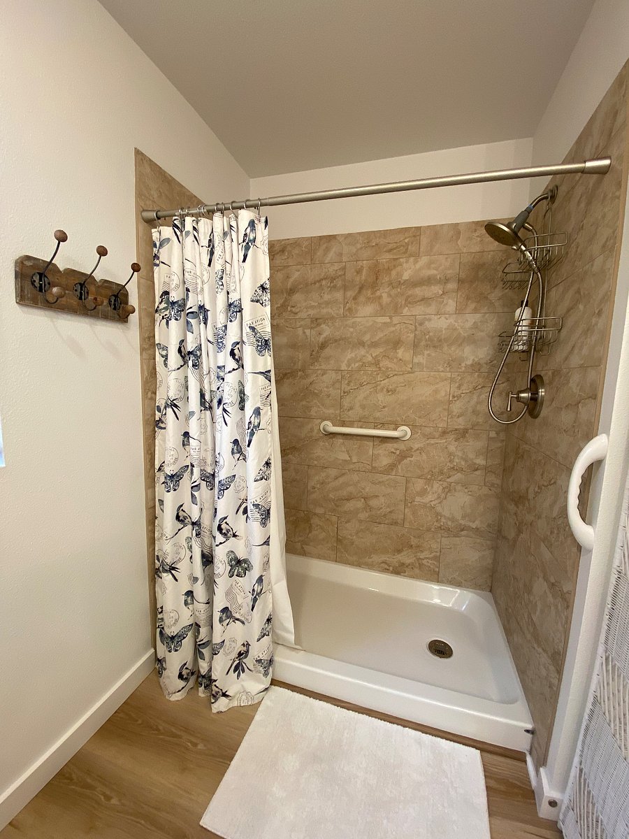 Walk in shower with tile surround! Towels and extra blanket on side shelf.