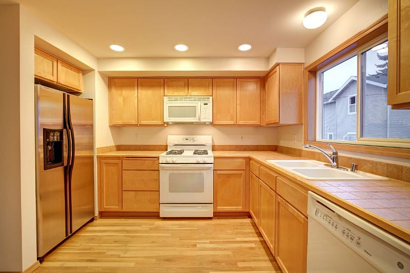 2nd floor, full kitchen,