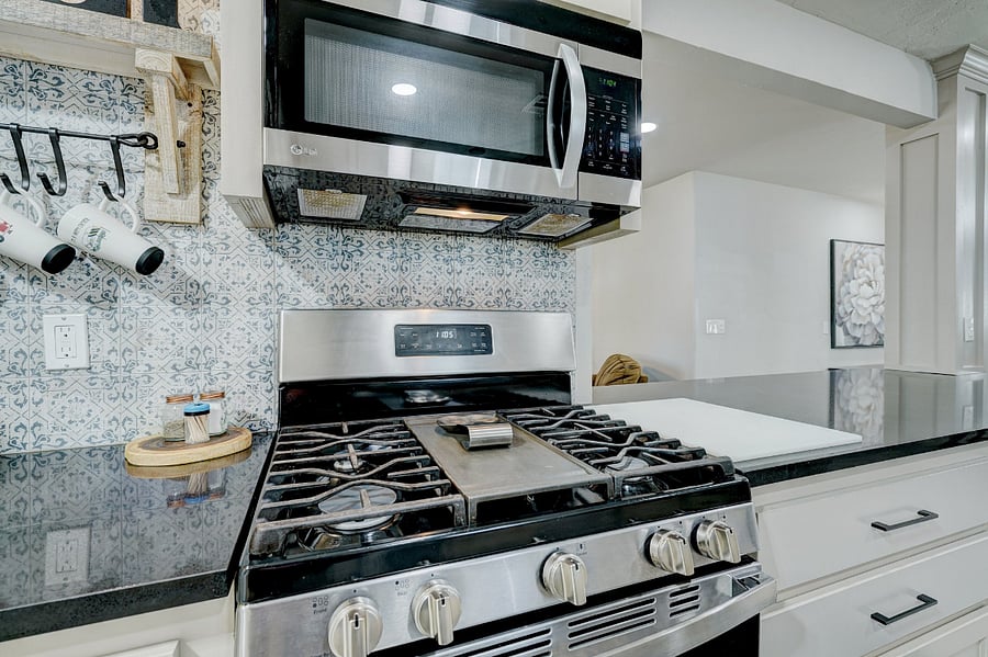 Full size microwave
Gas Range