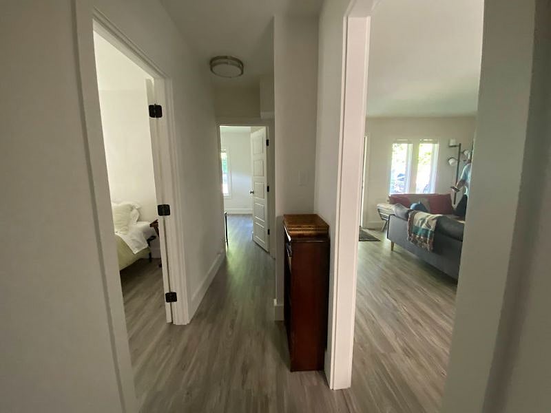 Hallway with entrances to the two bedrooms.