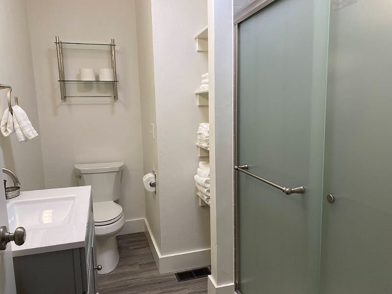 Another view of the bathroom.