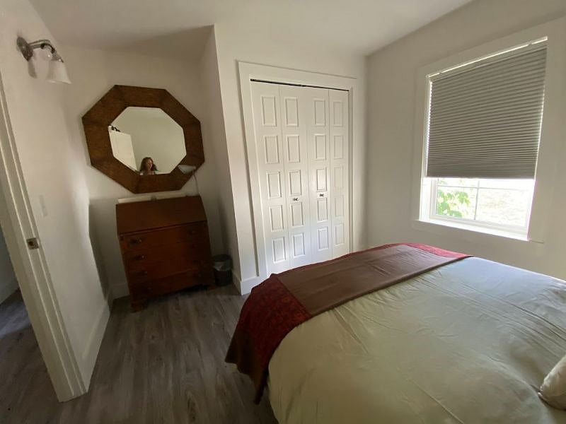 2nd bedroom with desk.