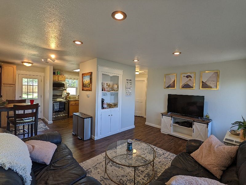 Furnished Finder property 381211_1 photo 3